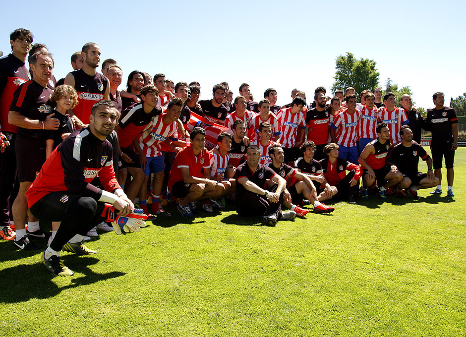 El Atlético de Madrid Cadete bajó al campo 4 para felicitar al primer equipo y festejar su reciente título de Liga